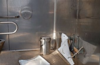 В Городском саду Твери вандалы разгромили общественный туалет саду