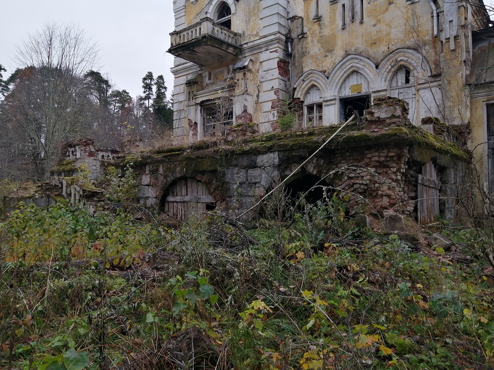 Голоса, проклятья и вампиры: топ заброшек Тверской области