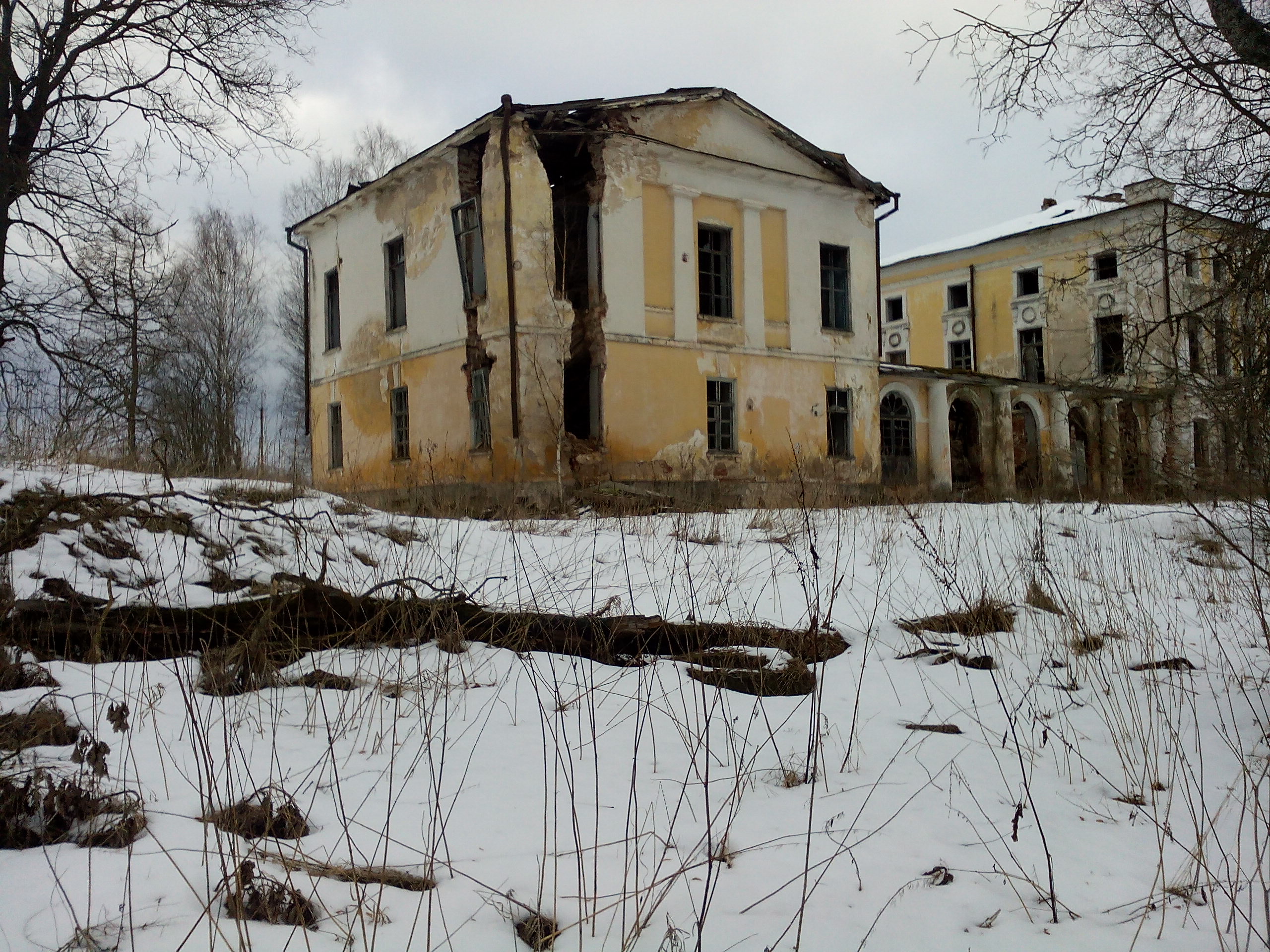 Голоса, проклятья и вампиры: топ заброшек Тверской области
