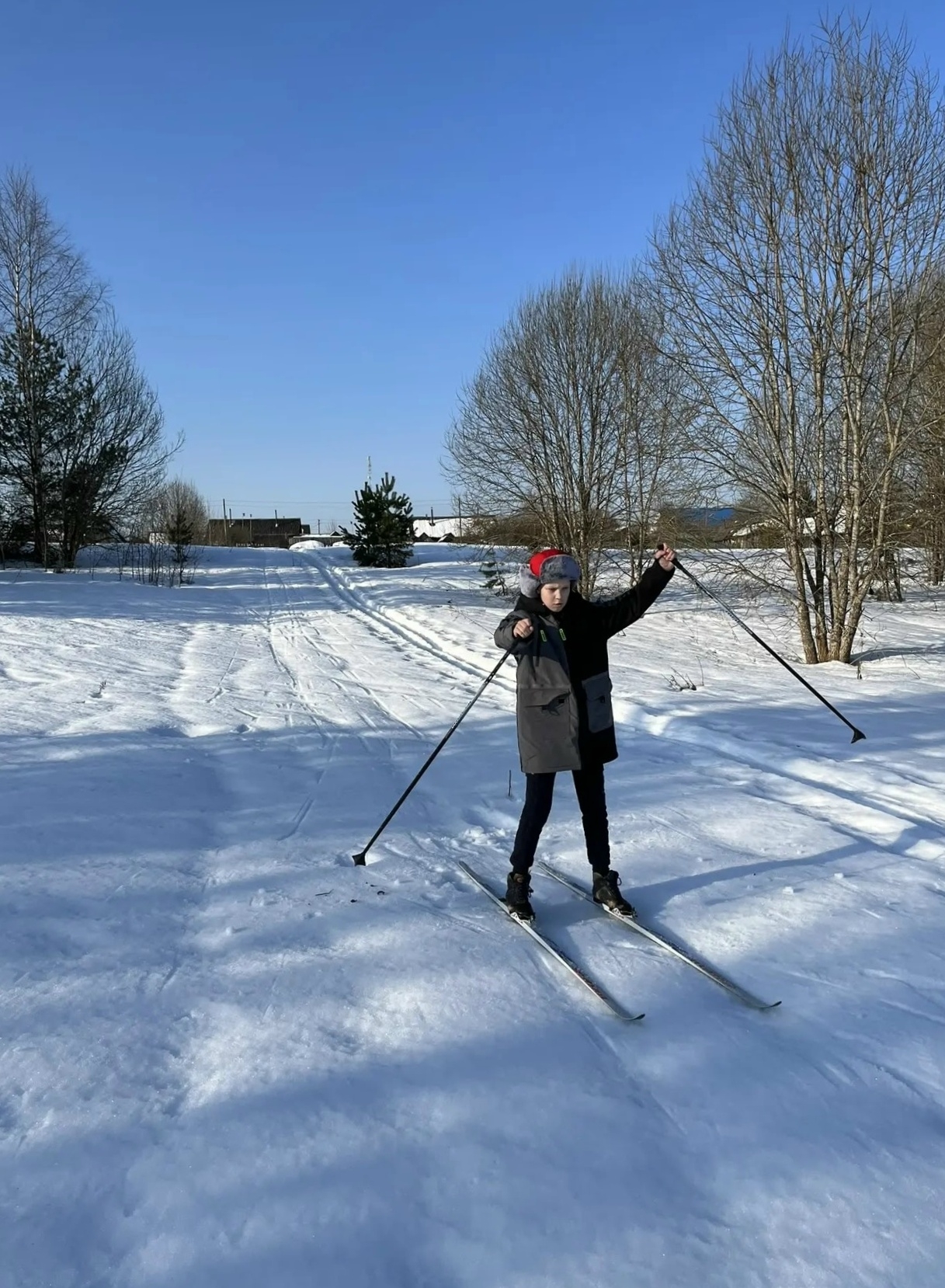 Андреапольские школьники покатались на лыжах по стремительно уходящему снегу