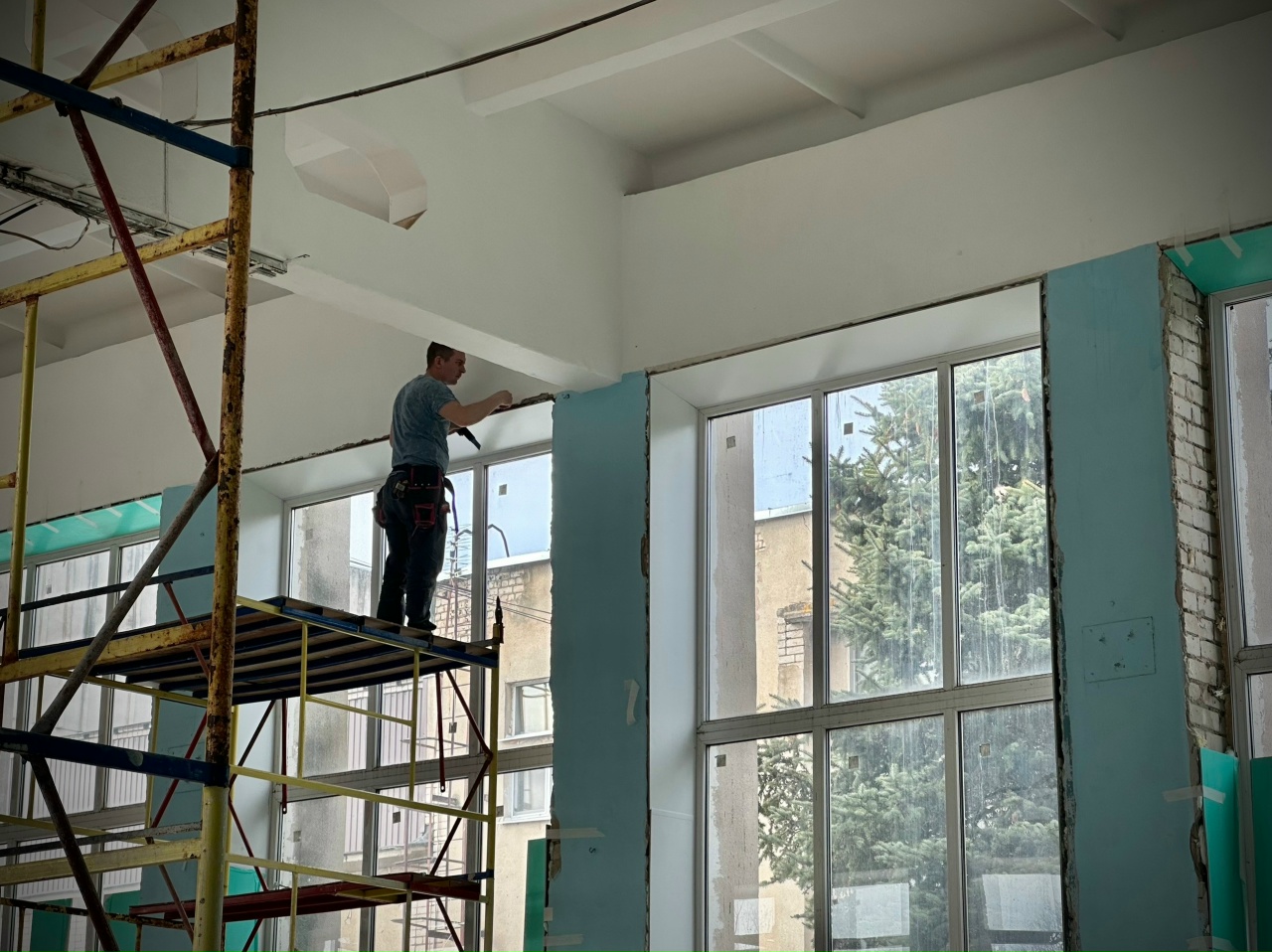 В Лихославле обновляют большой спортивный зал спортивной школы