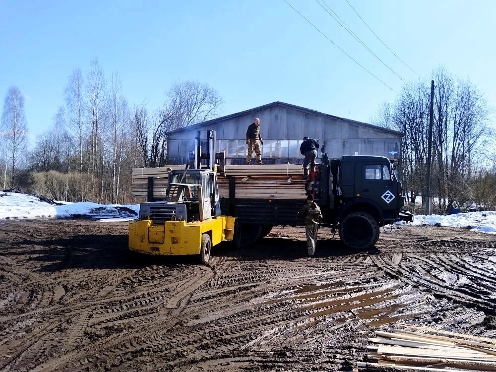 Из Тверской области в зону СВО отправили «Камаз» со стройматериалами