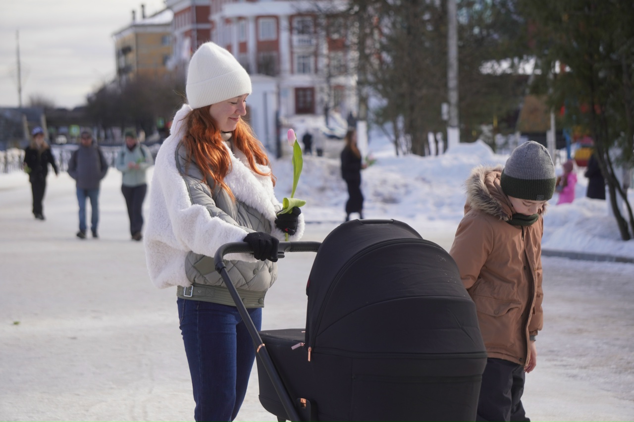 Волонтеры партии и «МГЕР» поздравили женщин с Международным женским днём