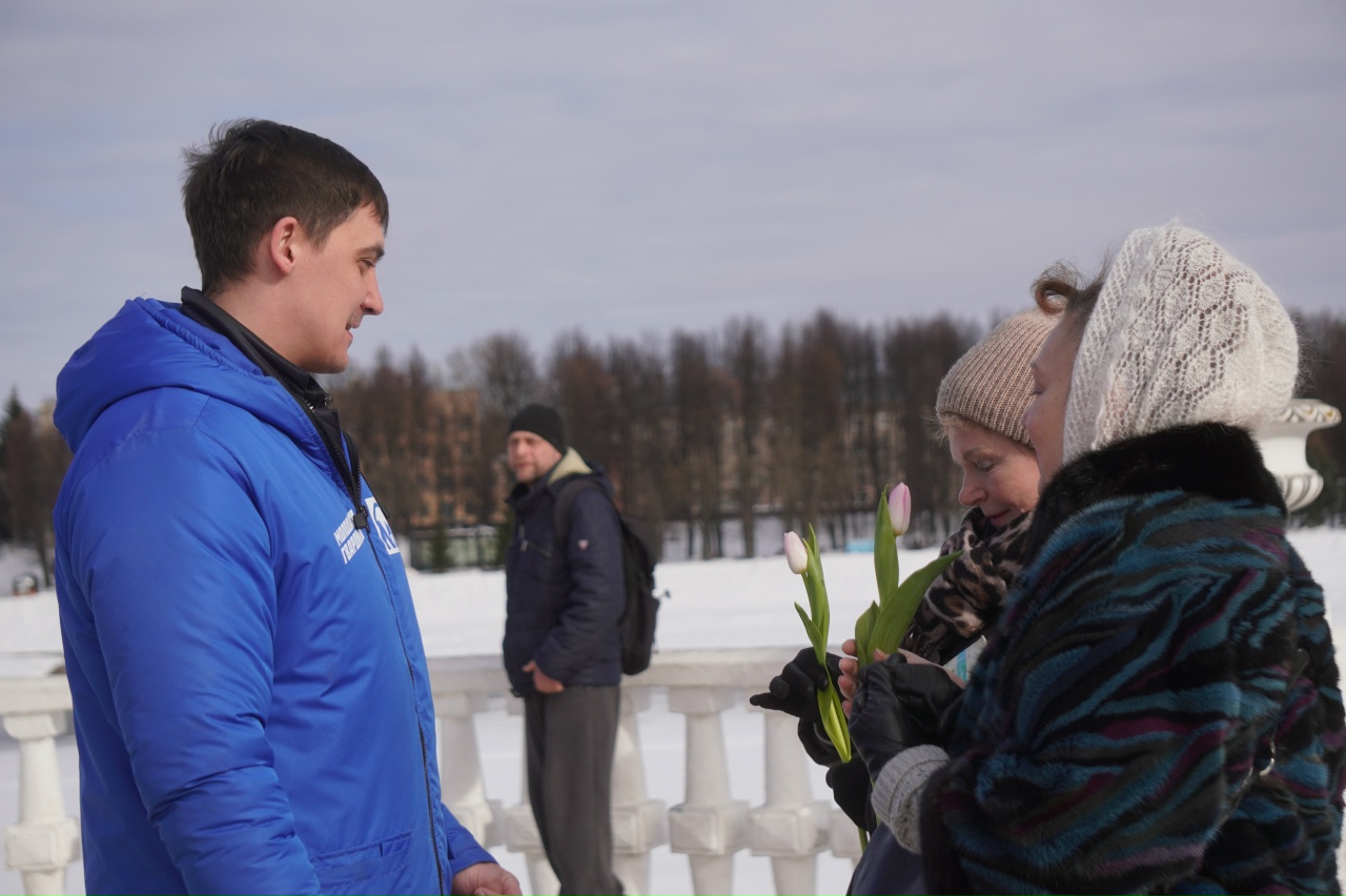 Волонтеры партии и «МГЕР» поздравили женщин с Международным женским днём