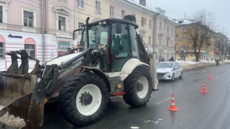 В Твери экскаватор наехал на женщину