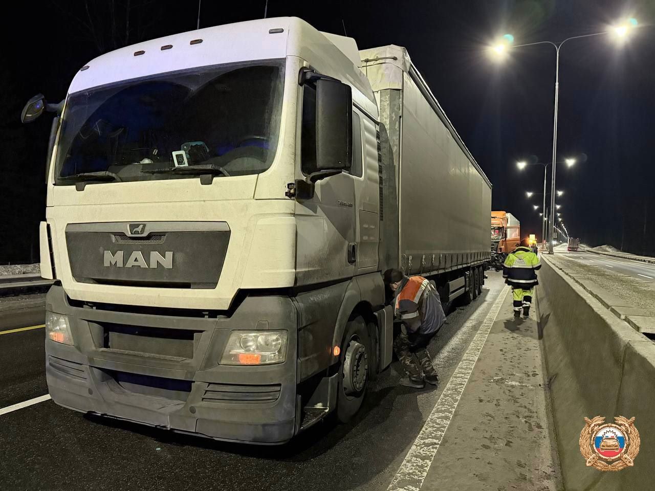 На трассе в Тверской области столкнулись две фуры