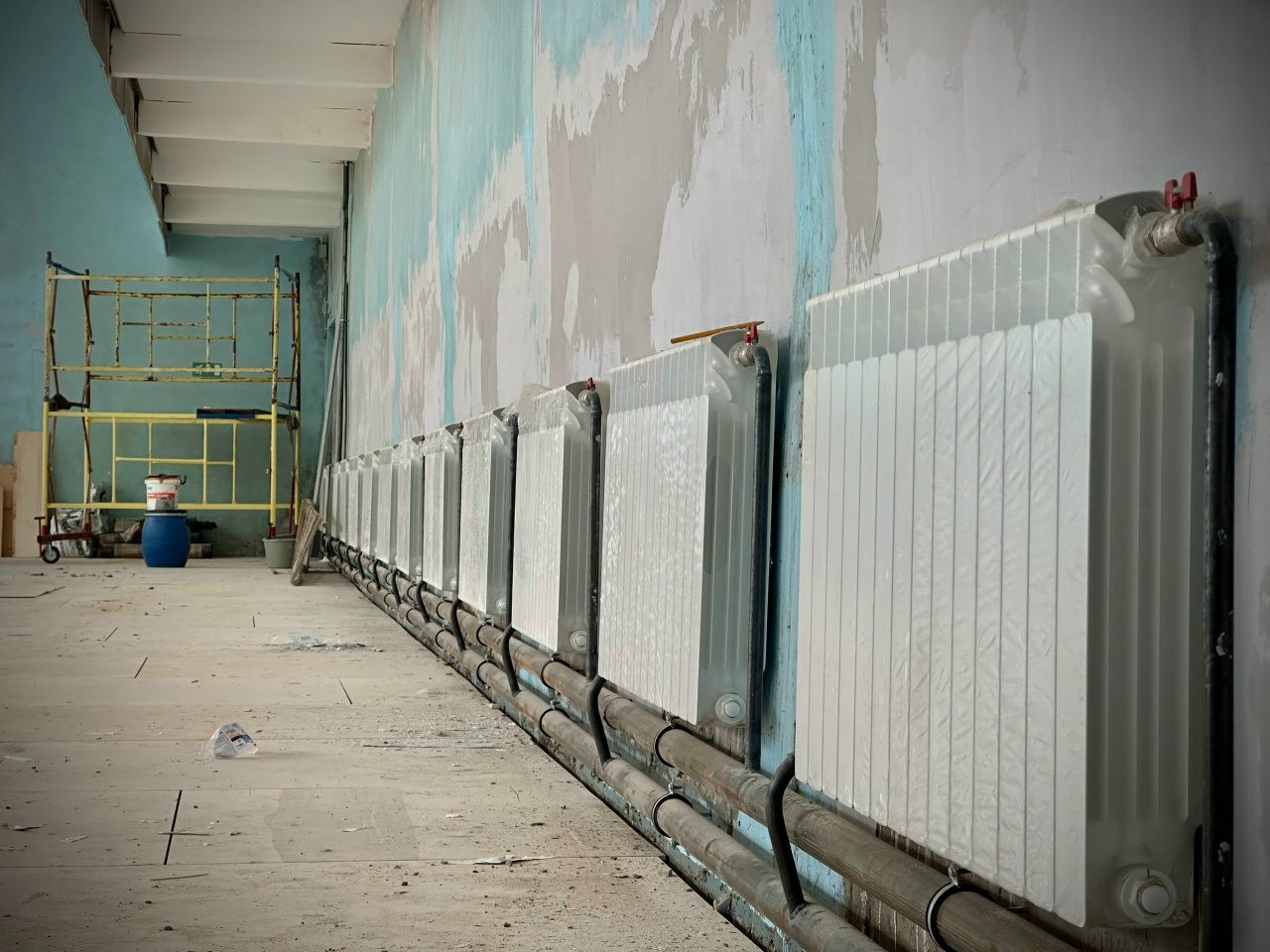 В Лихославле обновляют большой спортивный зал спортивной школы