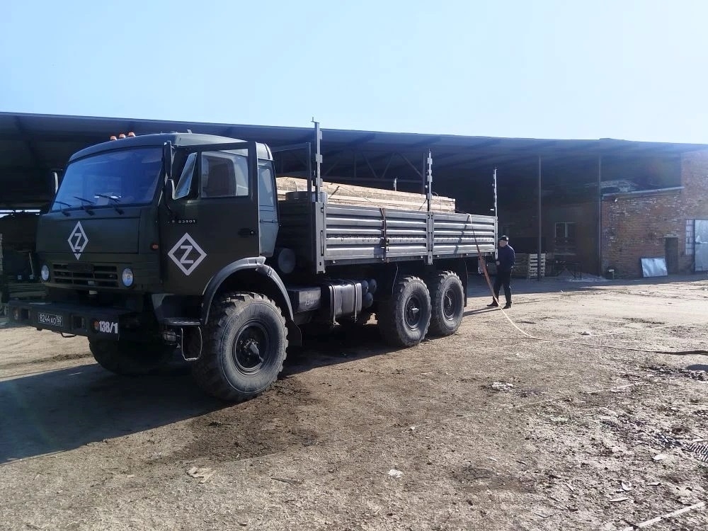 Из Тверской области в зону СВО отправили «Камаз» со стройматериалами