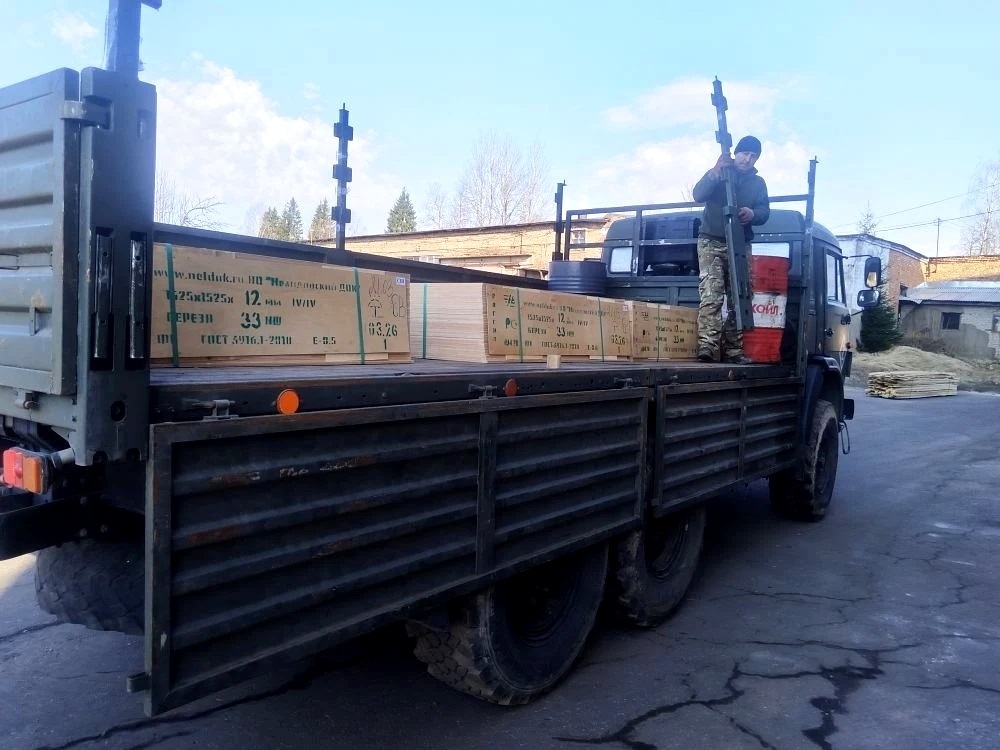 Из Тверской области в зону СВО отправили «Камаз» со стройматериалами