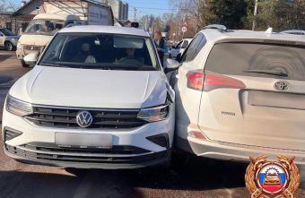 Женщина пострадала в столкновении "Фольксвагена" и "Тойоты" в Твери столкновении