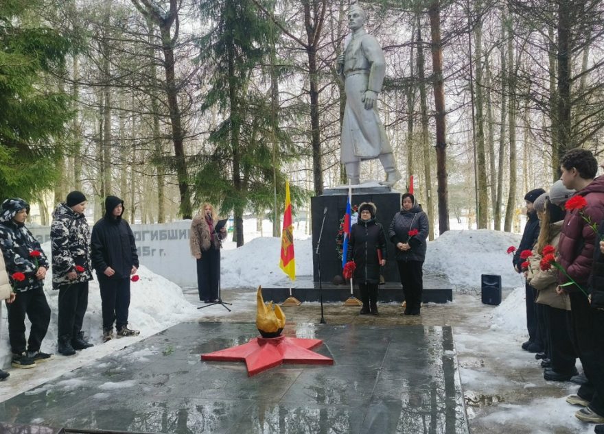 В Оленино прошел митинг в память о подвиге 6-й роты Псковской воздушно‑десантной дивизии
