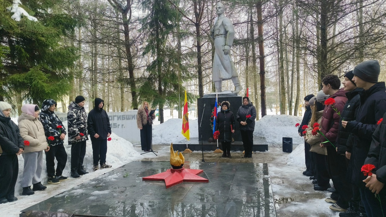 В Оленино прошел митинг в память о подвиге 6-й роты Псковской воздушно‑десантной дивизии