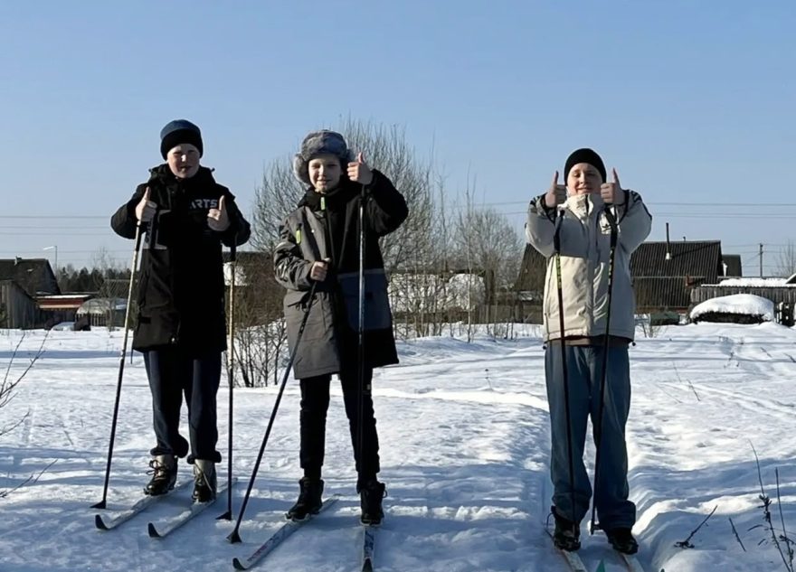 Андреапольские школьники покатались на лыжах по стремительно уходящему снегу