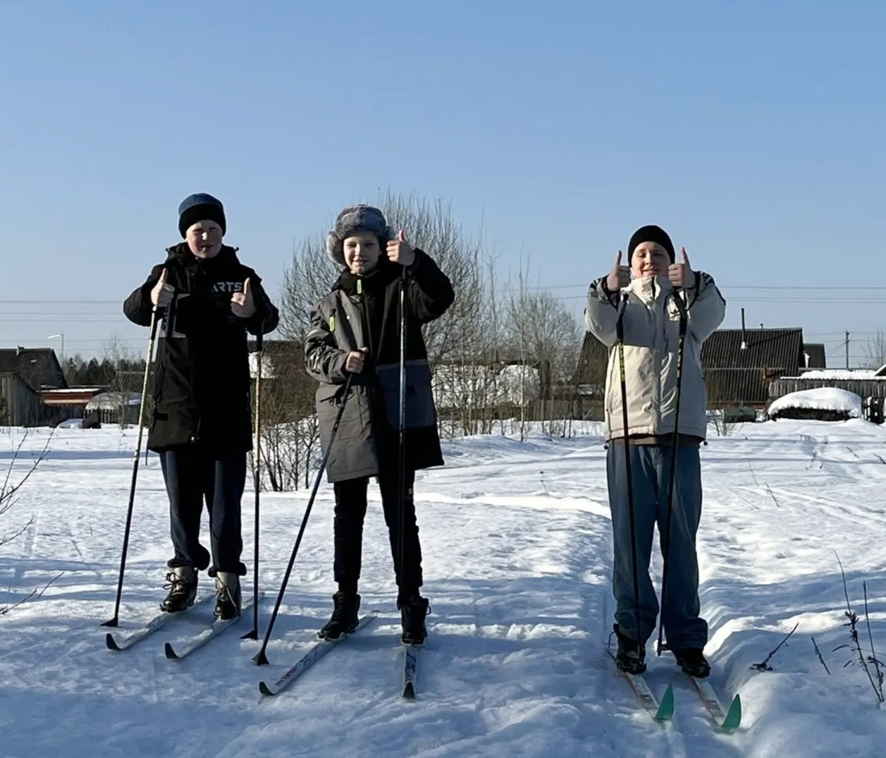 Андреапольские школьники покатались на лыжах по стремительно уходящему снегу