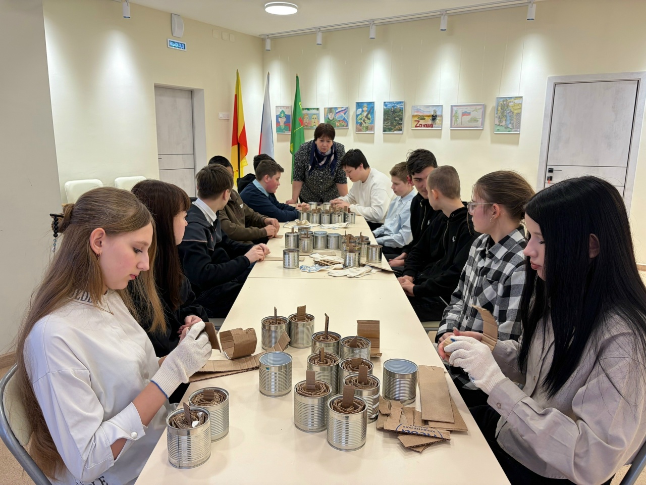 В Торопце библиотекари и школьники сделали для бойцов окопные свечи