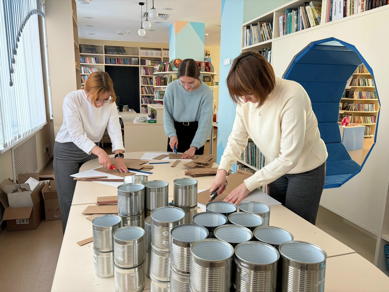 В Торопце библиотекари и школьники сделали для бойцов окопные свечи