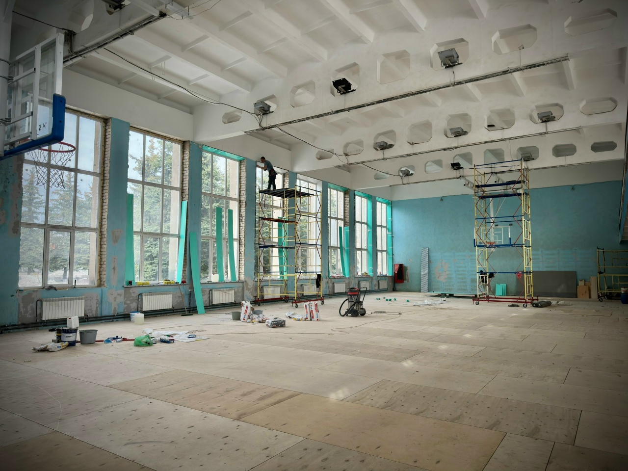 В Лихославле обновляют большой спортивный зал спортивной школы
