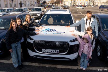 Многодетная семья из Вышнего Волочка получила автомобиль автомобиль