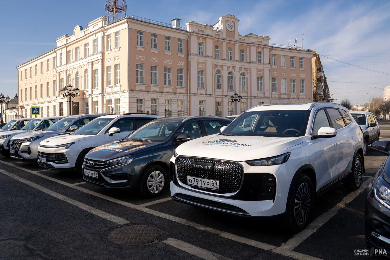 Многодетная семья из Вышнего Волочка получила автомобиль