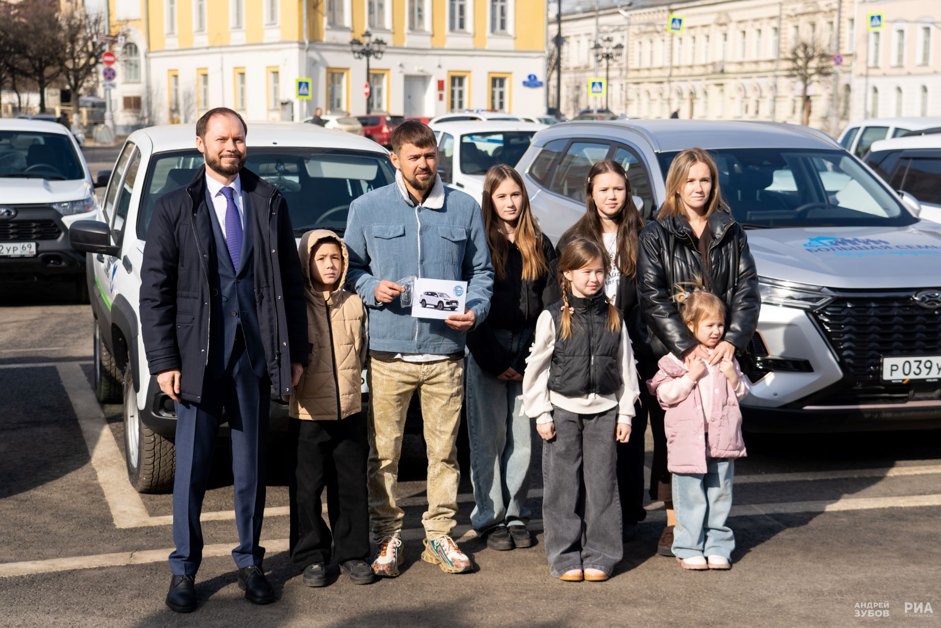 Многодетная семья из Вышнего Волочка получила автомобиль
