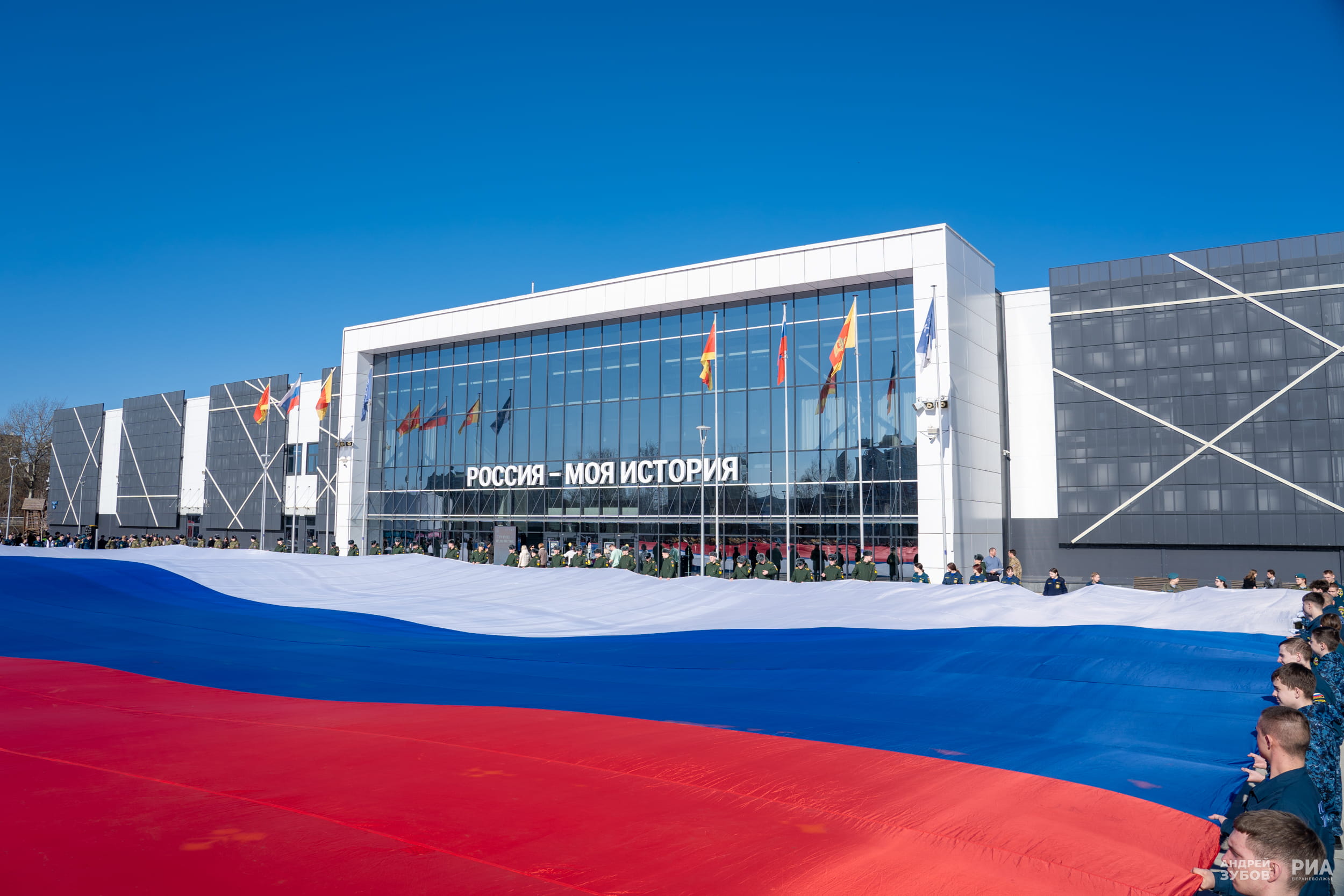 В Твери развернули самый большой государственный флаг Российской Федерации