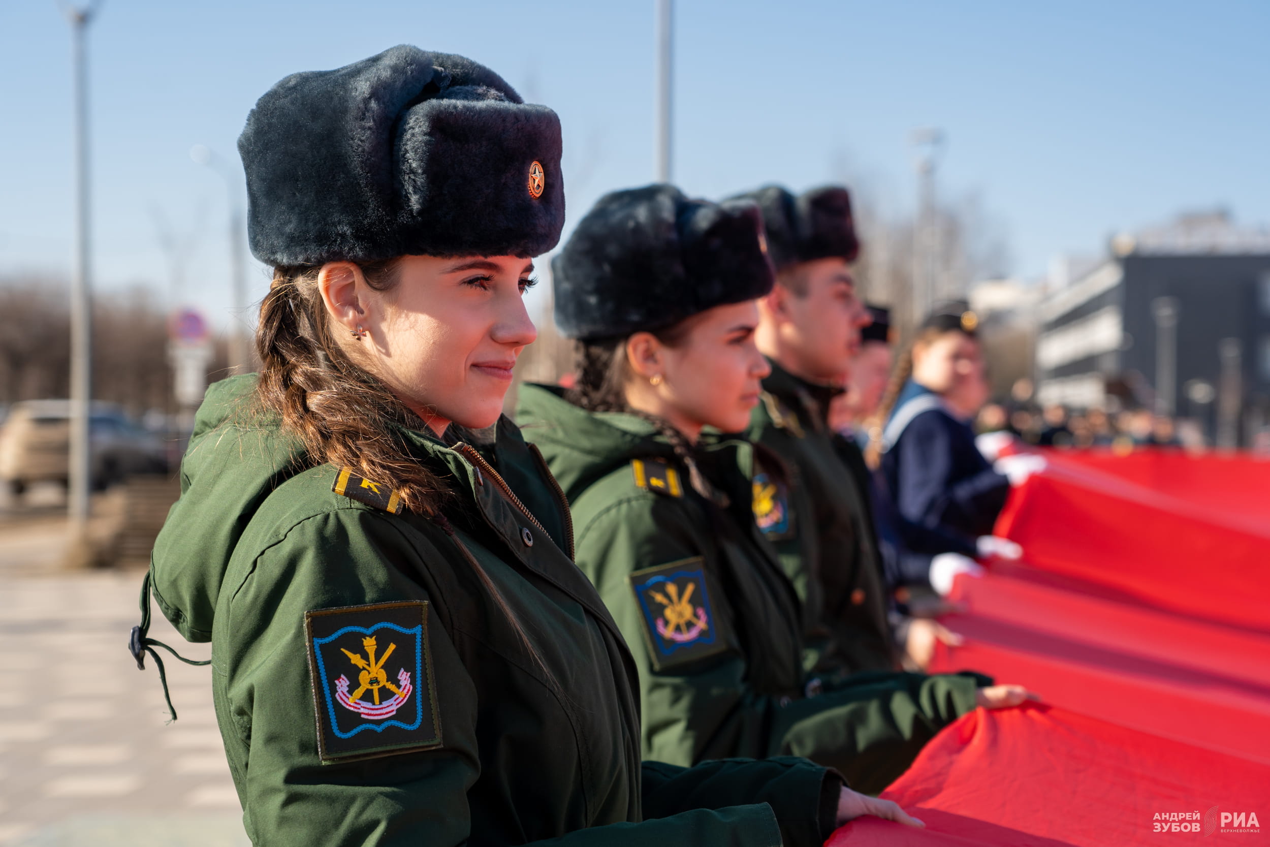 В Твери развернули самый большой государственный флаг Российской Федерации