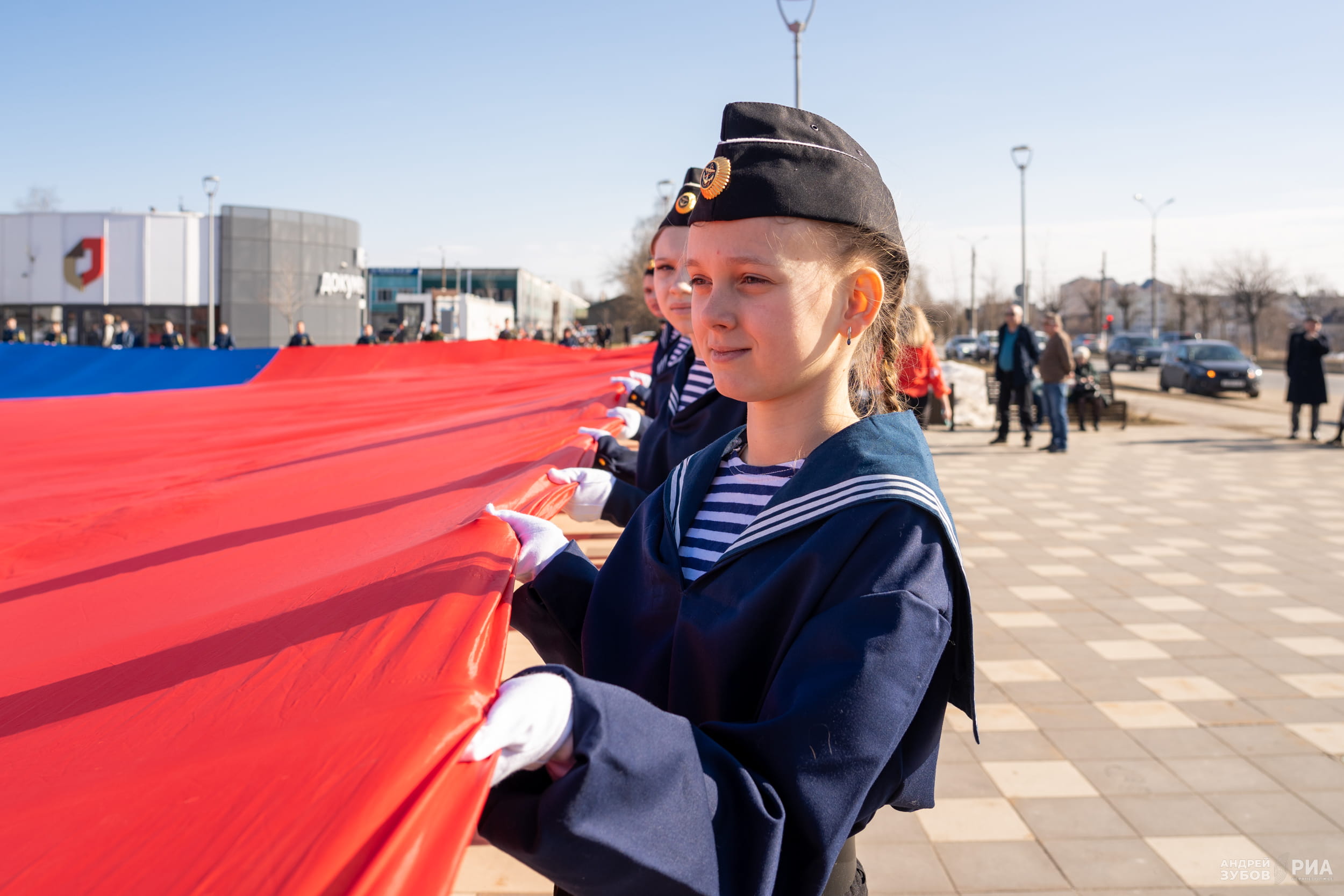 В Твери развернули самый большой государственный флаг Российской Федерации