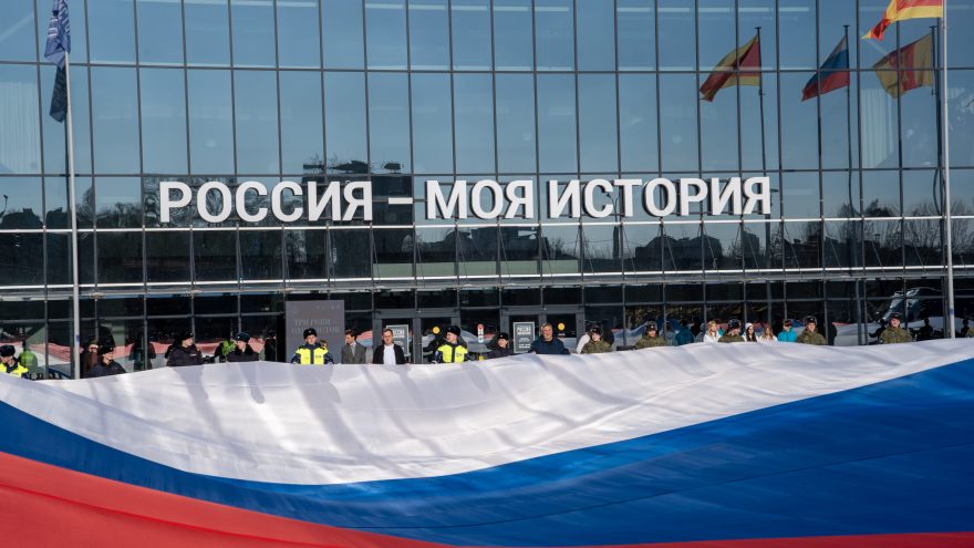 В Твери развернули самый большой государственный флаг Российской Федерации