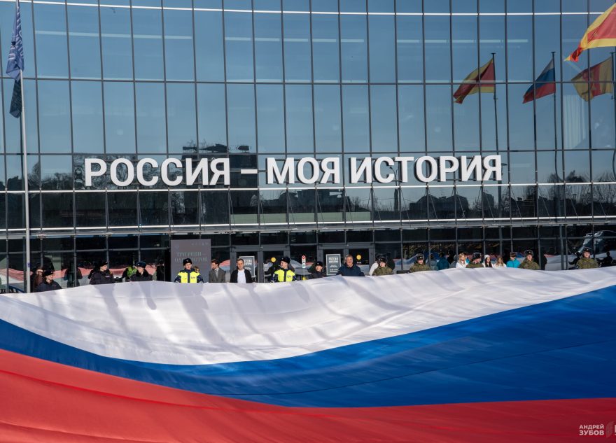 В Твери развернули самый большой государственный флаг Российской Федерации