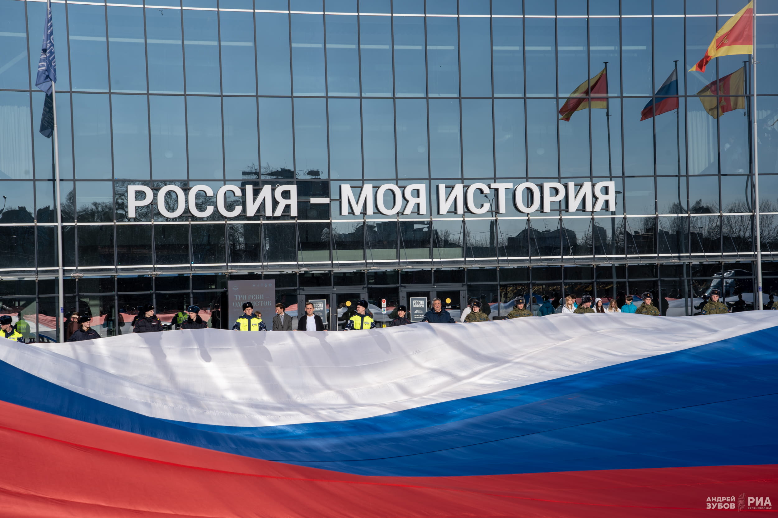 В Твери развернули самый большой государственный флаг Российской Федерации