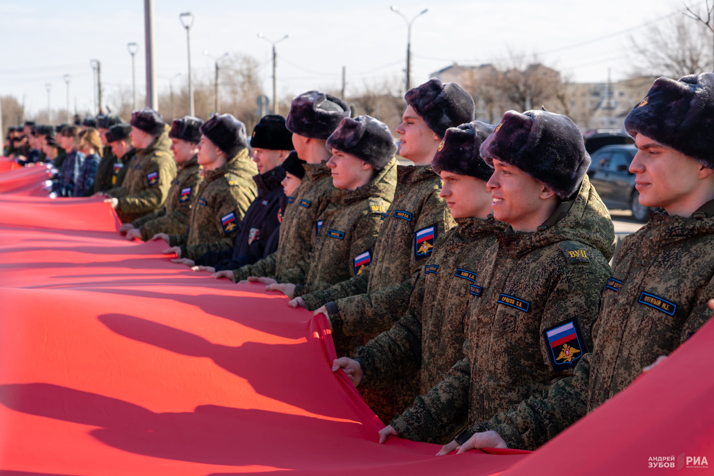 В Твери развернули самый большой государственный флаг Российской Федерации