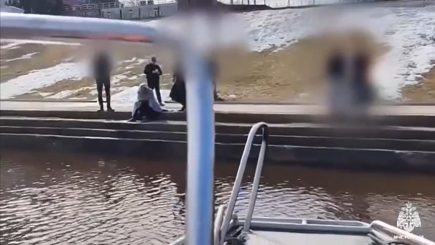 В Твери спасли мужчину, который упал в реку