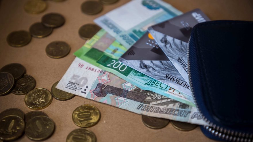 Жители Тверской области сняли сняли наличными на кассе почти миллиард рублей