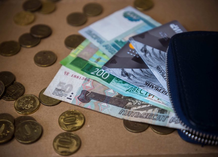 Жители Тверской области сняли наличными на кассе почти миллиард рублей