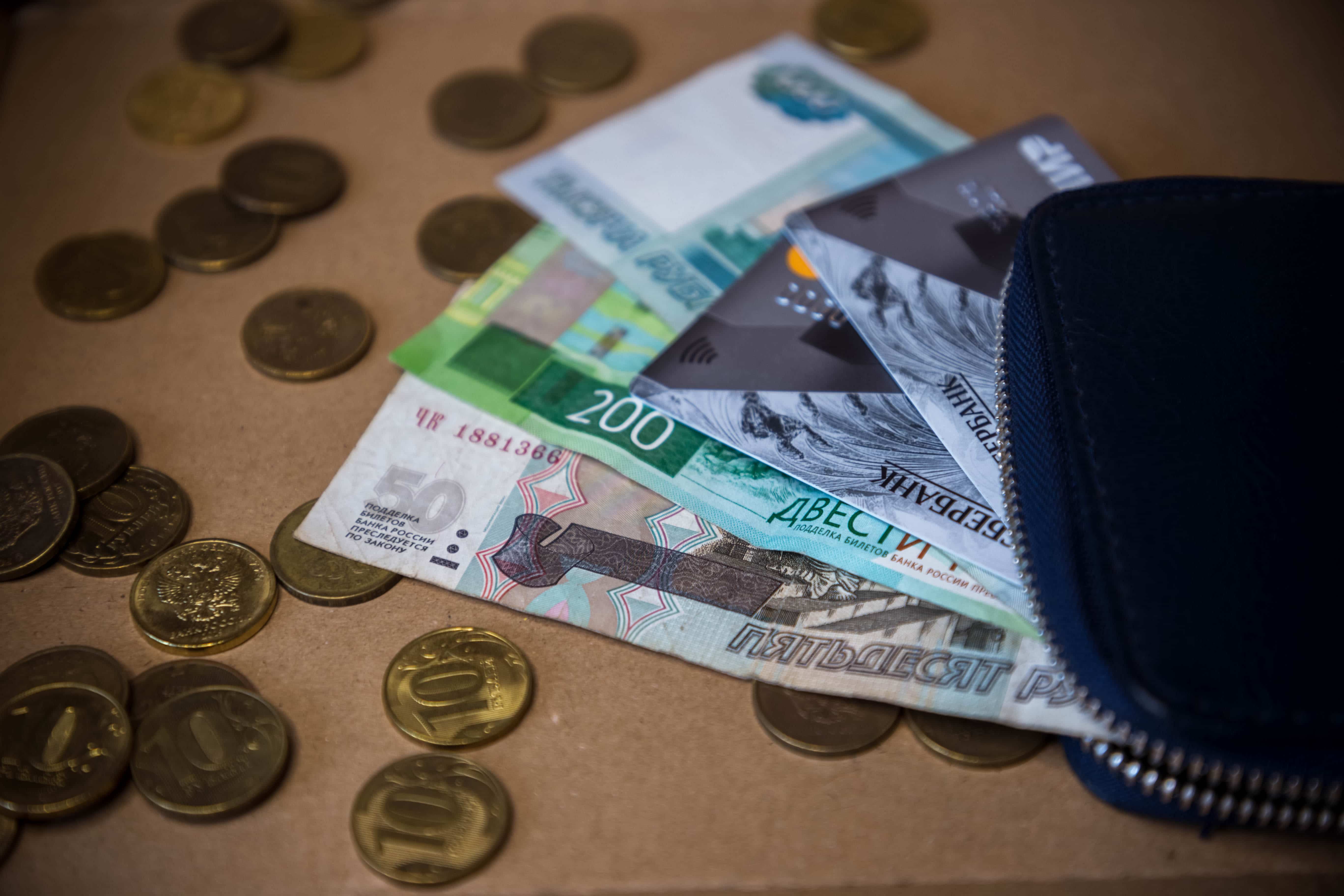 Жители Тверской области сняли наличными на кассе почти миллиард рублей