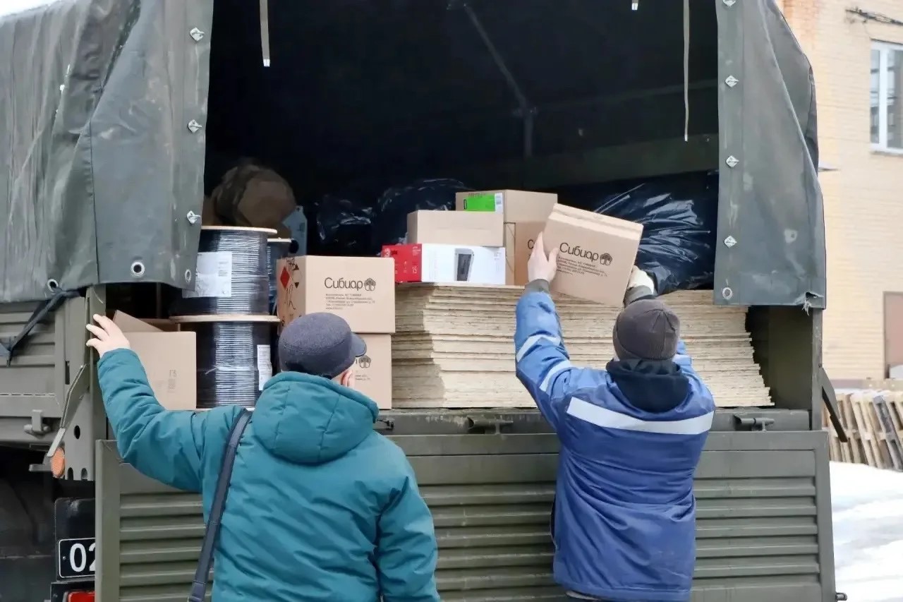 участников