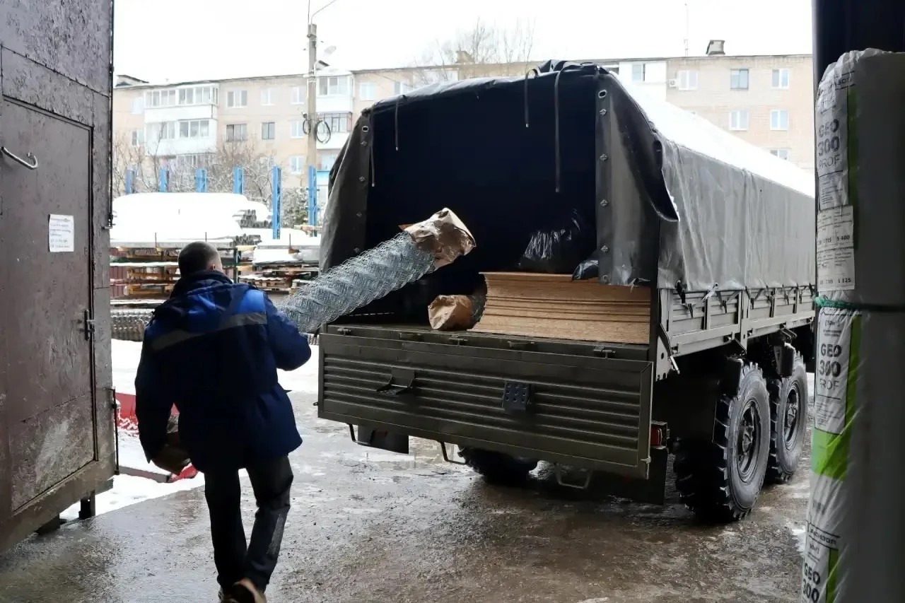 участников