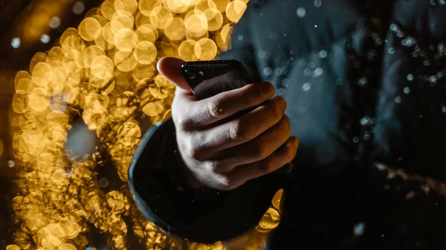 75-летняя тверичанка потеряла почти 400 тысяч рублей, поверив мошенникам-инвесторам