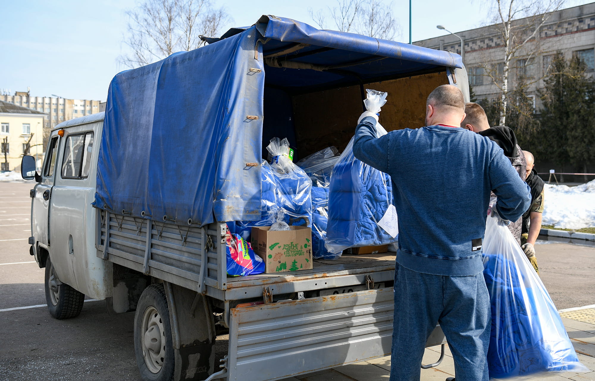 Из Тверской области в зону СВО отправили строительные материалы и автомобиль