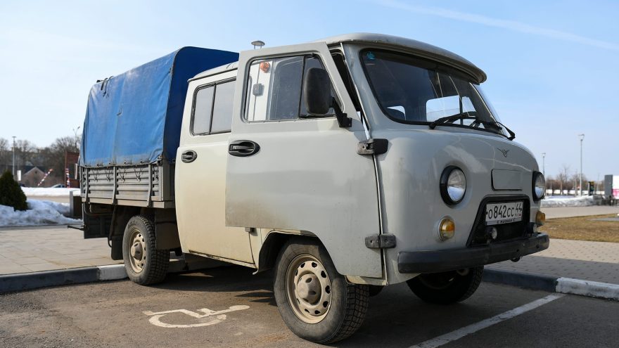 Из Тверской области в зону СВО отправили строительные материалы и автомобиль