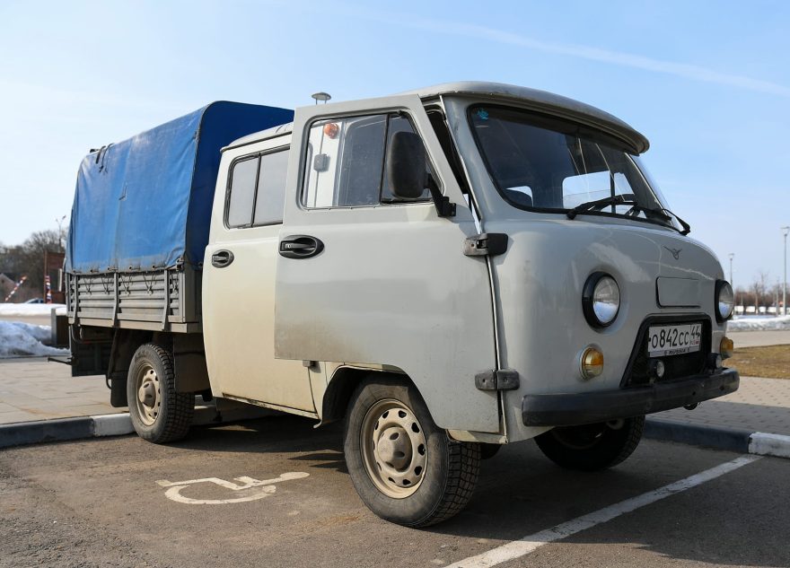 Из Тверской области в зону СВО отправили строительные материалы и автомобиль