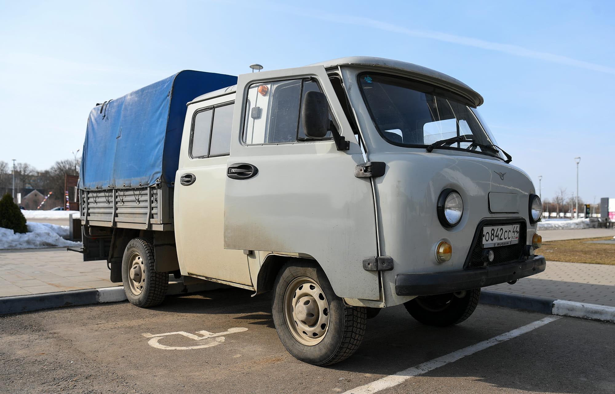 Из Тверской области в зону СВО отправили строительные материалы и автомобиль