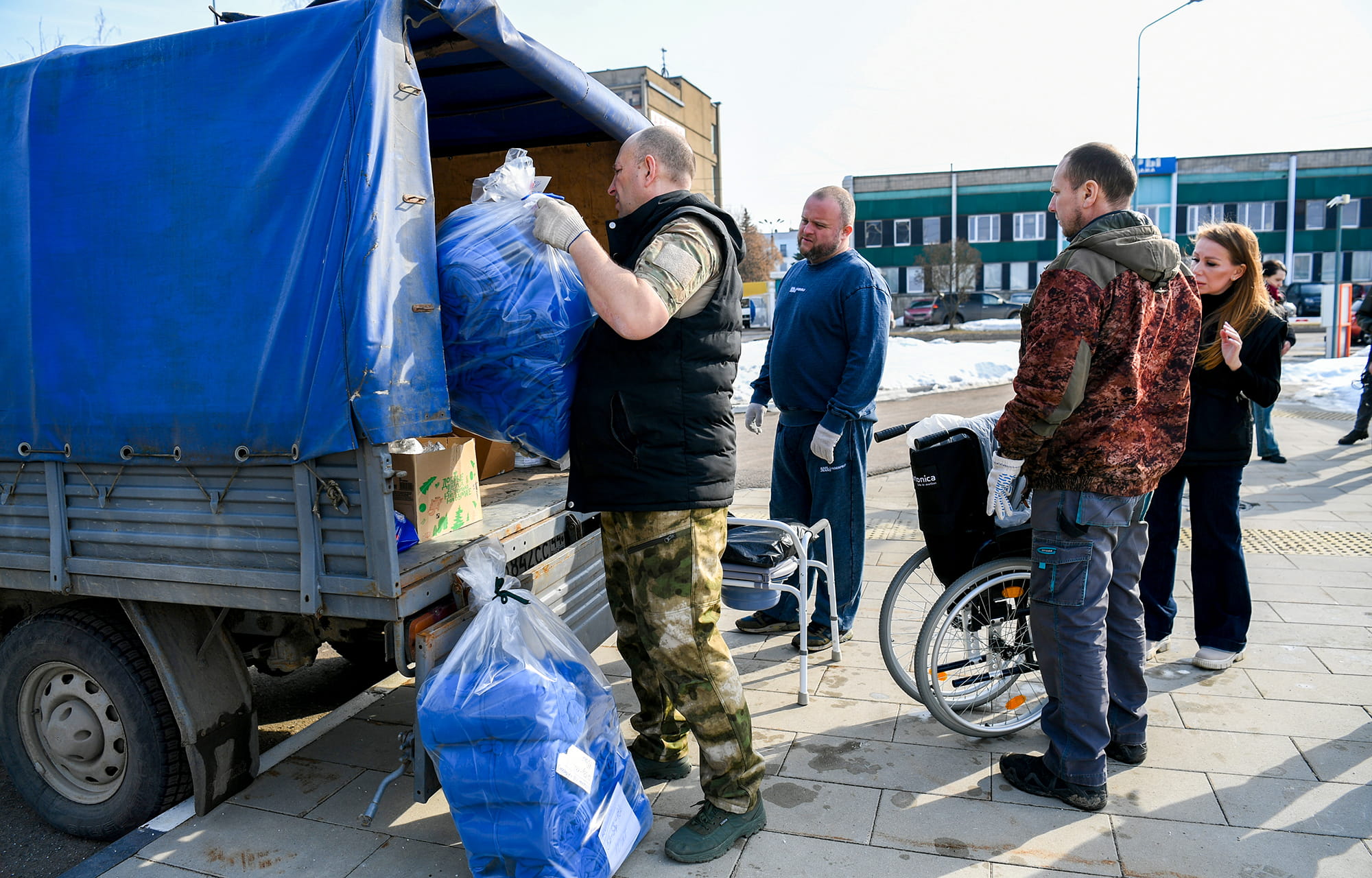 Из Тверской области в зону СВО отправили строительные материалы и автомобиль