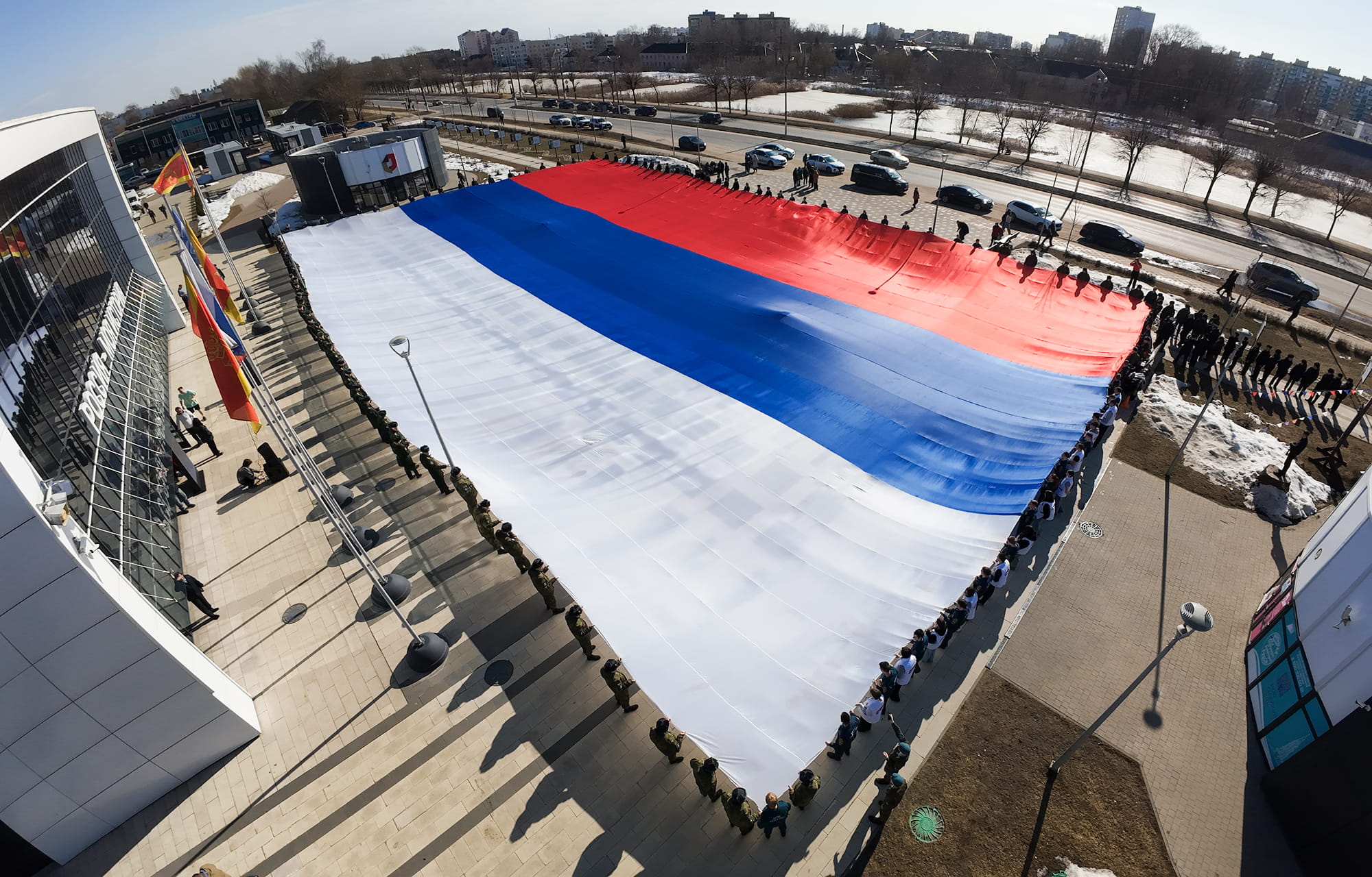 В Твери развернули самый большой государственный флаг Российской Федерации