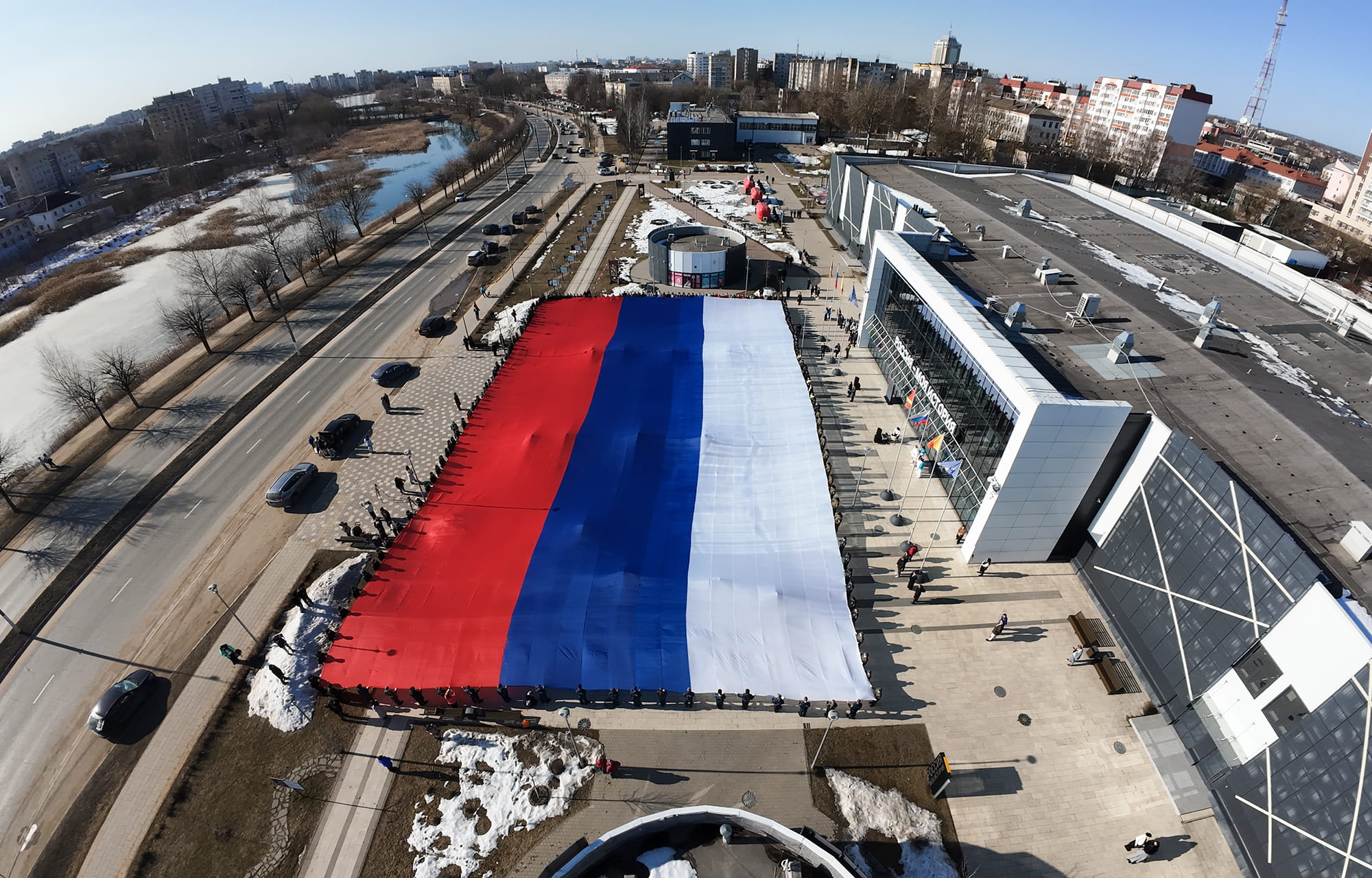 В Твери развернули самый большой государственный флаг Российской Федерации