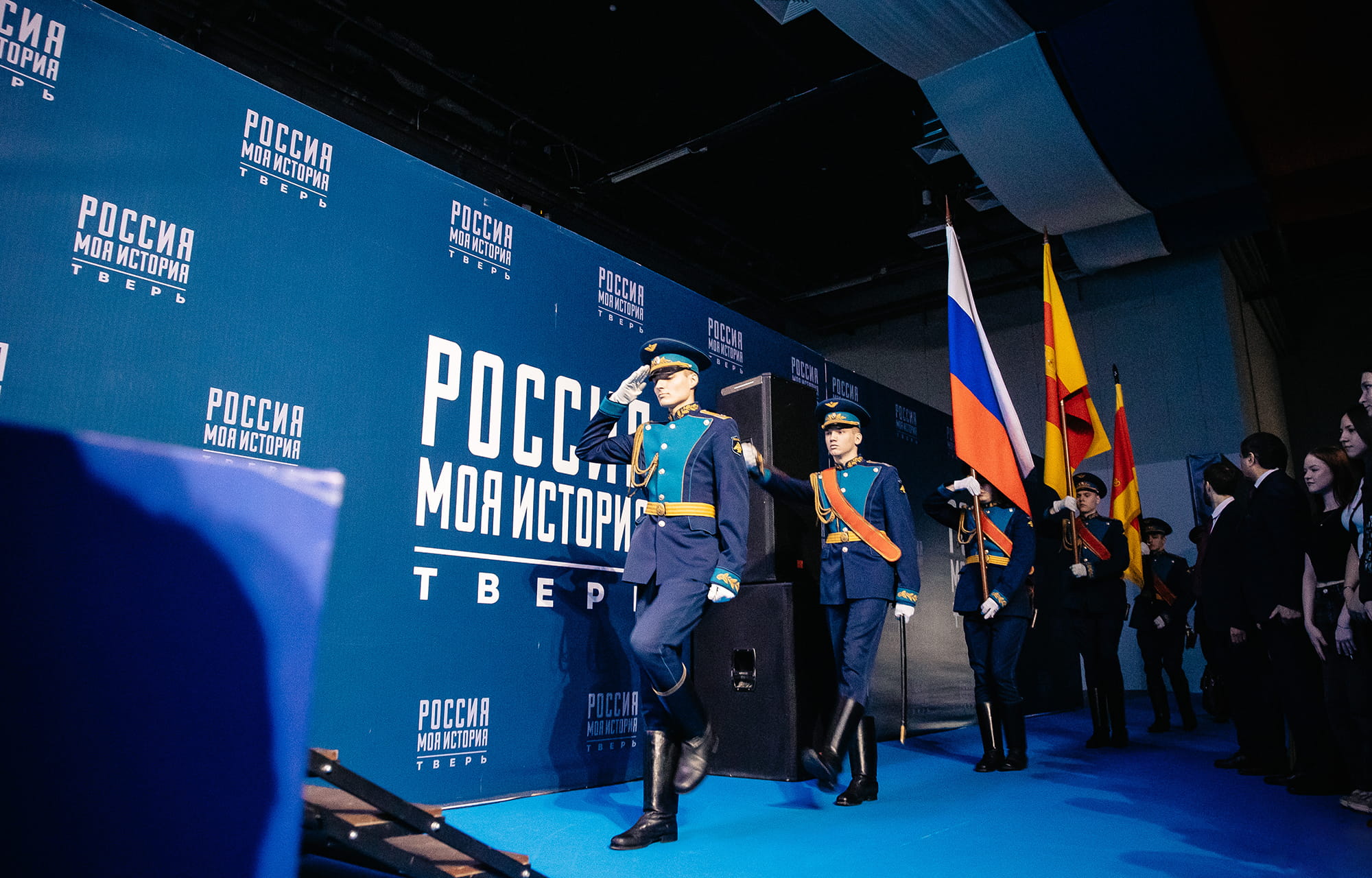 В Твери развернули самый большой государственный флаг Российской Федерации