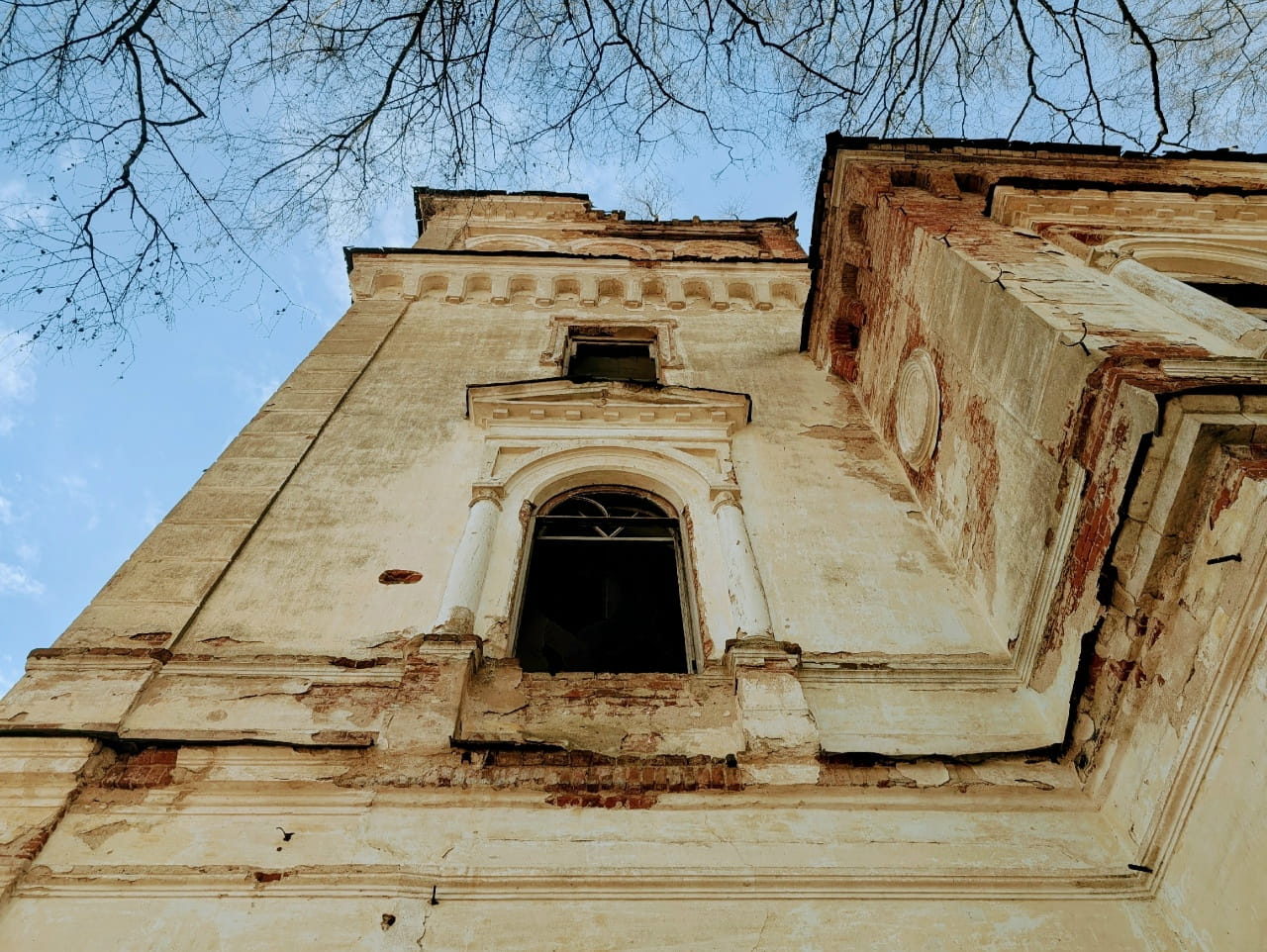 От роскошных построек в итальянском стиле до увядших руин: тернистый путь усадьбы Казнаковых в Торжокском округе