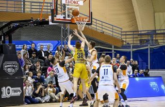 Глава Тверской области Виталий Королев болеет за тверских баскетболистов