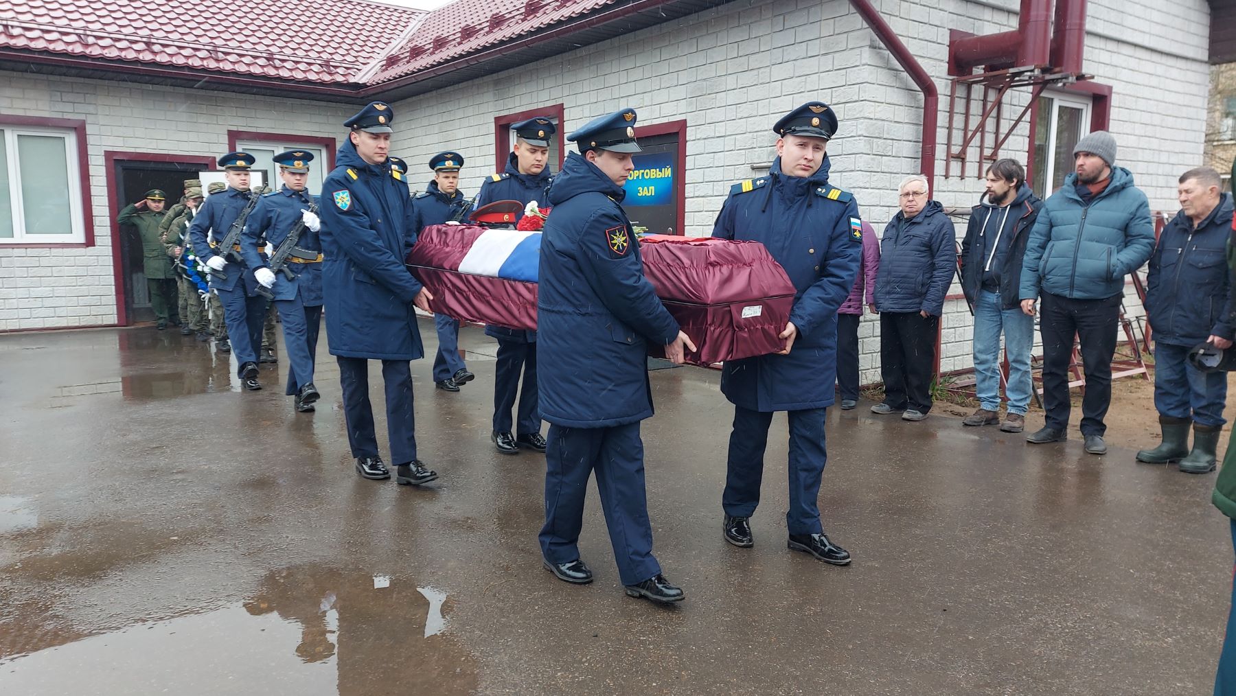 В Тверской области проводили в последний путь стрелка Павла Муратова