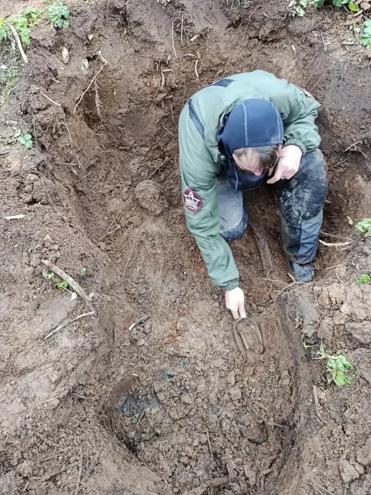Погибший солдат пролежал 80 лет под кустом смородины в Тверской области